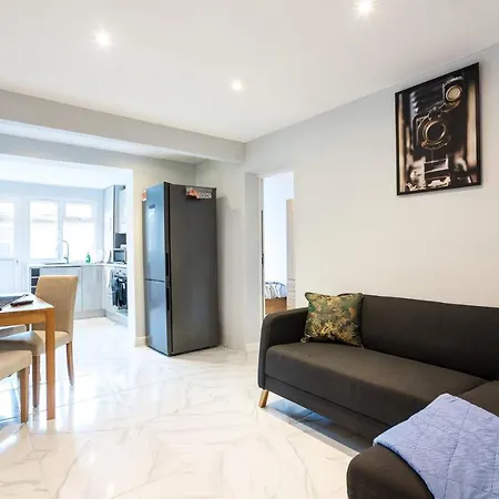 Amazing 3bedroom ground floor house with garden&2 bathrooms